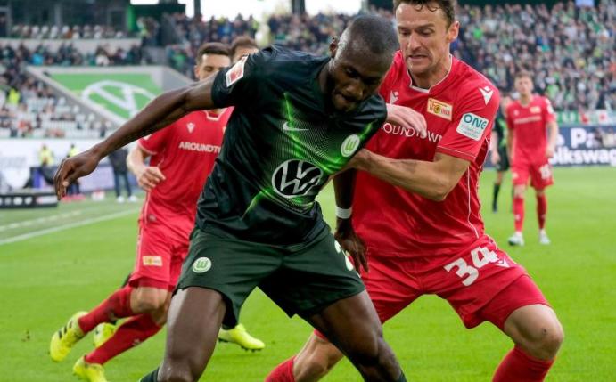Unions Christian Gentner (r) im Duell mit seinem ehemaligen Teamkollegen Josuha Guilavogui. Foto: Peter Steffen/dpa
