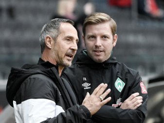 Frankfurts Trainer Adi Hütter (l) und sein Bremer Kollege Florian Kohfeldt (r) unterhalten sich vor Spielbeginn. Foto: Silas Stein/dpa Frankfurts Trainer Adi Hütter (l) und sein Bremer Kollege Florian Kohfeldt (r) unterhalten sich vor Spielbeginn. Foto: Silas Stein/dpa