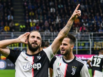 Gonzalo Higuain (l.) war Juves Matchwinner im Topspiel Gonzalo Higuain (l.) war Juves Matchwinner im Topspiel