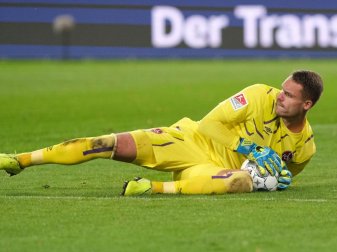 Nürnbergs Torwart Christian Mathenia hat sich die Kniescheibe gebrochen. Foto: Peter Steffen/dpa Nürnbergs Torwart Christian Mathenia hat sich die Kniescheibe gebrochen. Foto: Peter Steffen/dpa