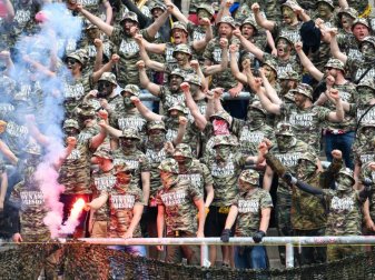 Geschmacklos: Fans von Dynamo Dresden beim Auswärtsspiel 2017 in Karlsruhe. Foto: Uwe Anspach/dpa Geschmacklos: Fans von Dynamo Dresden beim Auswärtsspiel 2017 in Karlsruhe. Foto: Uwe Anspach/dpa