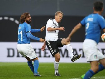 Jürgen Klinsmann (M) trift zum 2:0 für die DFB-All-Star, Italiens Andrea Pirlo (l) kommt zu spät. Foto: Daniel Karmann/dpa