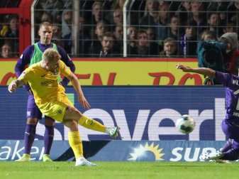 Andreas Voglsammer (l) brachte Bielefeld mit seinem Tor in Osnabrück auf die Siegerstraße. Foto: Friso Gentsch/dpa Andreas Voglsammer (l) brachte Bielefeld mit seinem Tor in Osnabrück auf die Siegerstraße. Foto: Friso Gentsch/dpa