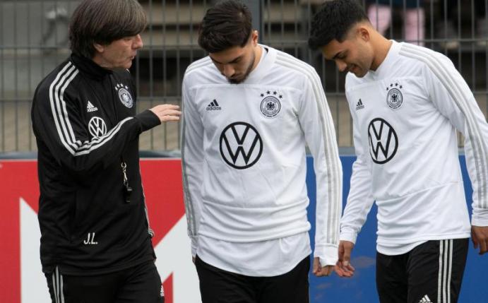 Muss improvisieren: Bundestrainer Joachim Löw mit den beiden Neulingen Suat Serdar und Nadiem Amiri (l-r). Foto: Bernd Thissen/dpa