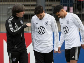 Muss improvisieren: Bundestrainer Joachim Löw mit den beiden Neulingen Suat Serdar und Nadiem Amiri (l-r). Foto: Bernd Thissen/dpa Muss improvisieren: Bundestrainer Joachim Löw mit den beiden Neulingen Suat Serdar und Nadiem Amiri (l-r). Foto: Bernd Thissen/dpa