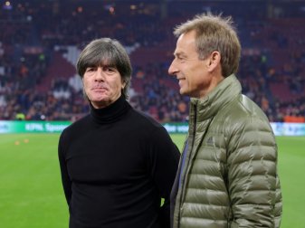 Jürgen Klinsmann (r.) begrüßt die DFB-Torwartdiskussion Jürgen Klinsmann (r.) begrüßt die DFB-Torwartdiskussion