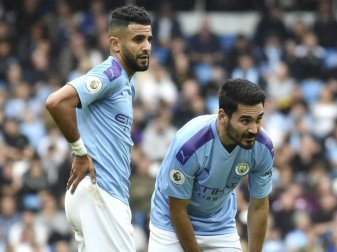 Liegt mit Manchester City bereits acht Punkte hinter dem FC Liverpool zurück: Ilkay Gündogan (r) mit seinem Teamkollegen Riyad Mahrez. Foto: Rui Vieira/AP/dpa Liegt mit Manchester City bereits acht Punkte hinter dem FC Liverpool zurück: Ilkay Gündogan (r) mit seinem Teamkollegen Riyad Mahrez. Foto: Rui Vieira/AP/dpa