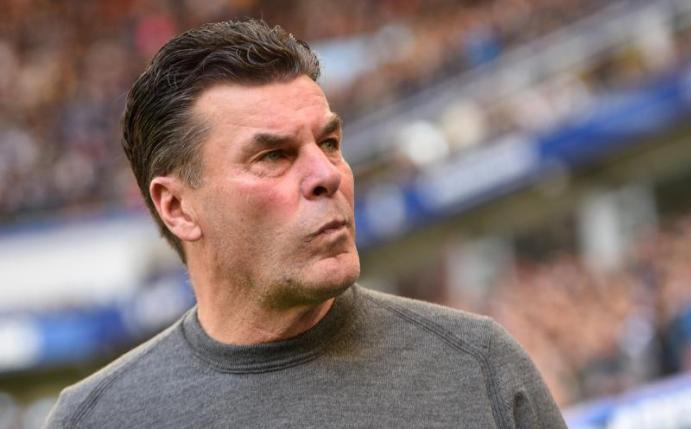 Findet die Gehälter und Ablösesummen im Fußball-Business zu hoch: Hamburgs Trainer Dieter Hecking. F. Foto: Daniel Bockwoldt/dpa