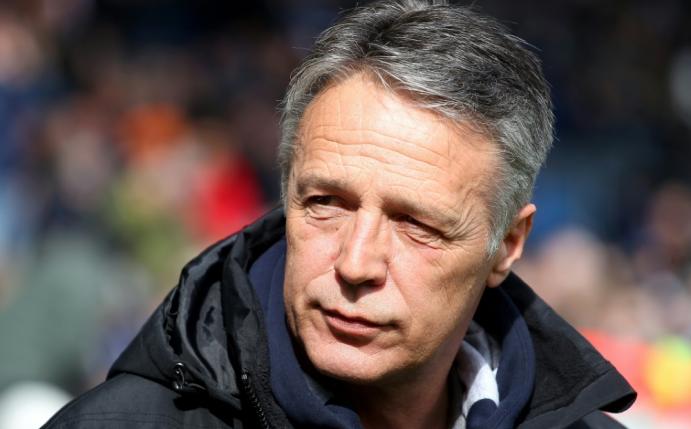 Trainer Uwe Neuhaus freut sich auf das Duell mit dem HSV