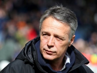 Trainer Uwe Neuhaus freut sich auf das Duell mit dem HSV Trainer Uwe Neuhaus freut sich auf das Duell mit dem HSV