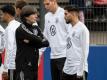 Bundestrainer Joachim Löw im Gespräch mit Suat Serdar (r) beim Training des DFB-Teams. Foto: Bernd Thissen/dpa