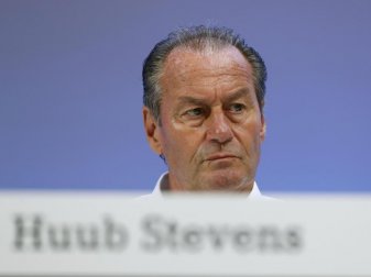 Nicht nur auf Schalke eine Trainer-Legende: Huub Stevens. Foto: Tim Rehbein/dpa Nicht nur auf Schalke eine Trainer-Legende: Huub Stevens. Foto: Tim Rehbein/dpa