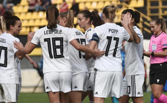 Die DFB-Frauen feiern ihren Kantersieg gegen Greichenland. Foto: Sakis Mitrolidis/dpa