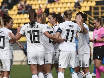 Die DFB-Frauen feiern ihren Kantersieg gegen Greichenland. Foto: Sakis Mitrolidis/dpa Die DFB-Frauen feiern ihren Kantersieg gegen Greichenland. Foto: Sakis Mitrolidis/dpa