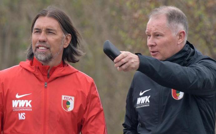 Bekommt von Stefan Reuter (r) Rückendeckung: FCA-Coach Martin Schmidt. Foto: Stefan Puchner/dpa