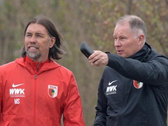 Bekommt von Stefan Reuter (r) Rückendeckung: FCA-Coach Martin Schmidt. Foto: Stefan Puchner/dpa Bekommt von Stefan Reuter (r) Rückendeckung: FCA-Coach Martin Schmidt. Foto: Stefan Puchner/dpa