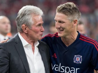 Holten mit dem FC Bayern das Triple: Jupp Heynckes (l) und Bastian Schweinsteiger. Foto: Sven Hoppe/dpa
