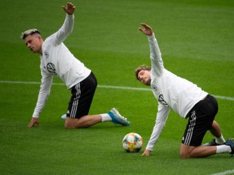 Robin Koch (l) und wird für Niklas Stark (r) in der DFB-Elf spielen. Foto: Federico Gambarini/dpa Robin Koch (l) und wird für Niklas Stark (r) in der DFB-Elf spielen. Foto: Federico Gambarini/dpa