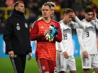 Konkurrenten im DFB-Team: Marc-André ter Stegen (2.v.l.) und Manuel Neuer (l). Foto: Federico Gambarini/dpa