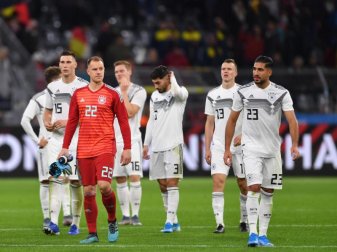 Gang in die Kurve: Die DFB-Elf bedankt sich bei den Fans in Dortmund. Foto: Marius Becker/dpa