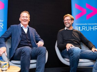 Jürgen Klopp (r) war zu Gast bei der Buchvorstellung von Hans-Joachim Watzke. Foto: Guido Kirchner/dpa Jürgen Klopp (r) war zu Gast bei der Buchvorstellung von Hans-Joachim Watzke. Foto: Guido Kirchner/dpa