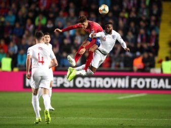 Tschechiens Patrik Schick (l) beim Kopfballduell mit dem Engländer Danny Rose. Foto: Nick Potts/PA Wire/dpa Tschechiens Patrik Schick (l) beim Kopfballduell mit dem Engländer Danny Rose. Foto: Nick Potts/PA Wire/dpa