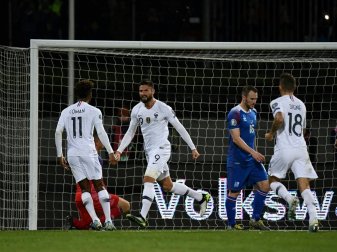 Giroud erzielt den Siegtreffer für die Franzosen Giroud erzielt den Siegtreffer für die Franzosen