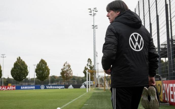 Auf nach Tallinn! Bundestrainer Joachim Löw trifft mit seinem Team in der EM-Qualifikation auf Estland. Foto: Bernd Thissen/dpa