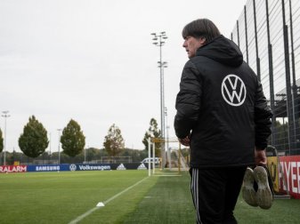 Auf nach Tallinn! Bundestrainer Joachim Löw trifft mit seinem Team in der EM-Qualifikation auf Estland. Foto: Bernd Thissen/dpa Auf nach Tallinn! Bundestrainer Joachim Löw trifft mit seinem Team in der EM-Qualifikation auf Estland. Foto: Bernd Thissen/dpa