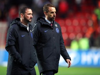 Bedient: England-Coach Gareth Southgate (r) nach der Pleite in Prag. Foto: Nick Potts/PA Wire/dpa Bedient: England-Coach Gareth Southgate (r) nach der Pleite in Prag. Foto: Nick Potts/PA Wire/dpa