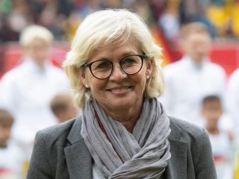 Die ehemalige Bundestrainerin Silvia Neid ist gemeinsam mit den anderen Frauen der Gründungself in die «Hall of Fame» des deutschen Fußballs aufgenommen worden. Foto: Bernd Thissen/dpa Die ehemalige Bundestrainerin Silvia Neid ist gemeinsam mit den anderen Frauen der Gründungself in die «Hall of Fame» des deutschen Fußballs aufgenommen worden. Foto: Bernd Thissen/dpa
