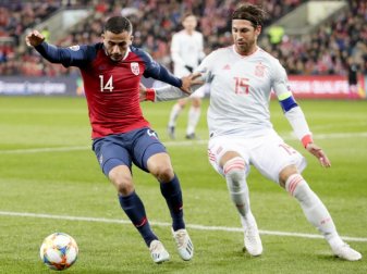 Der Norweger Omar Elabdellaoui (l) ist mit dem Spanier Sergio Ramos im Zweikampf. Foto: Tore Meek/NTB scanpix/dpa Der Norweger Omar Elabdellaoui (l) ist mit dem Spanier Sergio Ramos im Zweikampf. Foto: Tore Meek/NTB scanpix/dpa