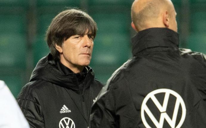 Bundestrainer Joachim Löw will gegen Estland Tempofußball sehen. F. Foto: Federico Gambarini/dpa