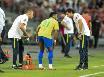 Neymar musste nach zwölf Minuten mit Schmerzen vom Platz Neymar musste nach zwölf Minuten mit Schmerzen vom Platz