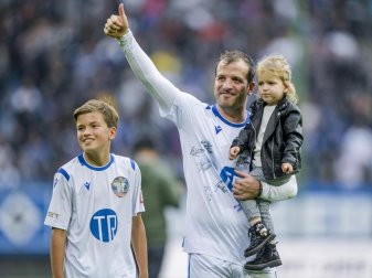 Rafael van der Vaart bedankt sich nach seinem Abschiedsspiel mit seinen Kindern Damian (l) und Jeslyn beim Hamburger Publikum. Foto: Axel Heimken/dpa Rafael van der Vaart bedankt sich nach seinem Abschiedsspiel mit seinen Kindern Damian (l) und Jeslyn beim Hamburger Publikum. Foto: Axel Heimken/dpa
