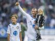 Rafael van der Vaart bedankt sich nach seinem Abschiedsspiel mit seinen Kindern Damian (l) und Jeslyn beim Hamburger Publikum. Foto: Axel Heimken/dpa
