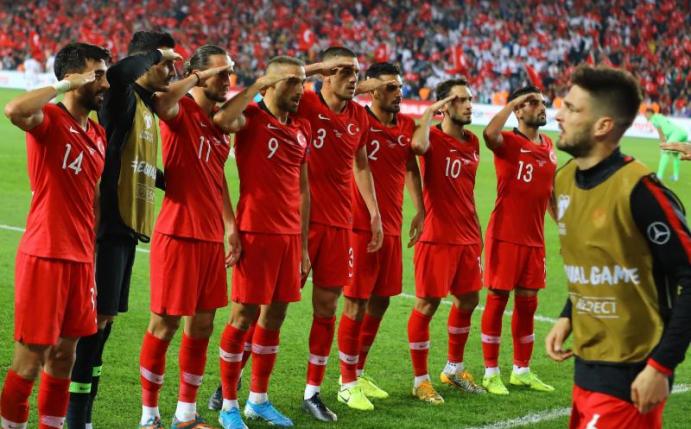 Nach dem Sieg in der EM-Qualifikation über Albanien salutieren einige türkische Spieler vor den Fans. Foto: Mahmut Burak Burkuk - Depo/Depo Photos via ZUMA Wire/dpa