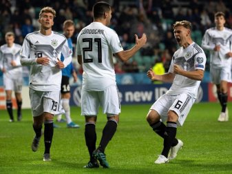 Ilkay Gündogan (M) feiert seinen Treffer mit Joshua Kimmich (r) und Luca Waldschmidt (l). Foto: Federico Gambarini/dpa Ilkay Gündogan (M) feiert seinen Treffer mit Joshua Kimmich (r) und Luca Waldschmidt (l). Foto: Federico Gambarini/dpa