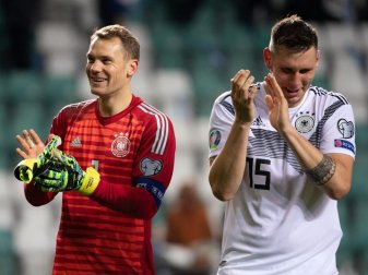 Torwart Manuel Neuer (l) agierte sicher, während Niklas Süle nicht immer souverän wirkte. Foto: Federico Gambarini/dpa