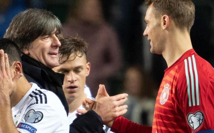 Bundestrainer Joachim Löw (l) plant aktuell für die EM 2020 mit Manuel Neuer (r) als Nummer 1. Foto: Federico Gambarini/dpa