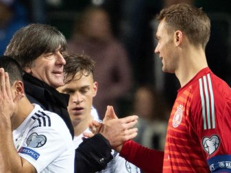 Bundestrainer Joachim Löw (l) plant aktuell für die EM 2020 mit Manuel Neuer (r) als Nummer 1. Foto: Federico Gambarini/dpa Bundestrainer Joachim Löw (l) plant aktuell für die EM 2020 mit Manuel Neuer (r) als Nummer 1. Foto: Federico Gambarini/dpa