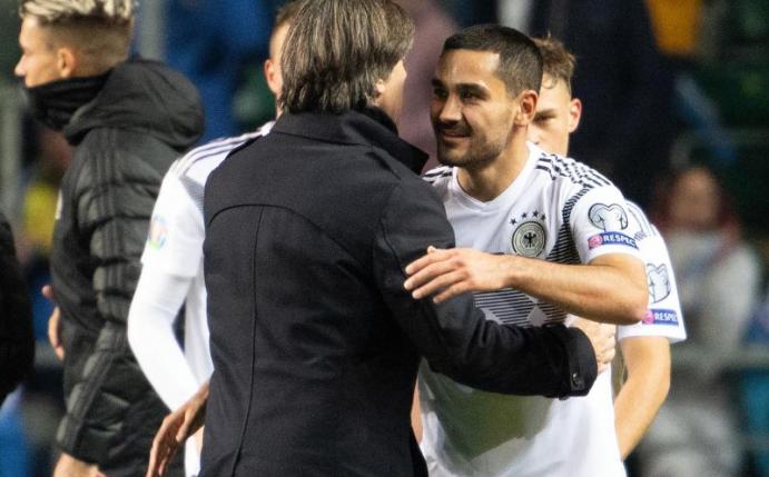 Gut gemacht: Bundestrainer Joachim Löw beglückwünscht Torschütze Ilkay Gündogan. Foto: Federico Gambarini/dpa