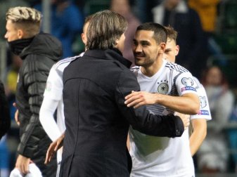 Gut gemacht: Bundestrainer Joachim Löw beglückwünscht Torschütze Ilkay Gündogan. Foto: Federico Gambarini/dpa Gut gemacht: Bundestrainer Joachim Löw beglückwünscht Torschütze Ilkay Gündogan. Foto: Federico Gambarini/dpa