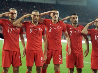Jubel mit Folgen: Die Türkei-Spieler beim Sieg gegen Albanien. Foto: Uncredited/AP/dpa Jubel mit Folgen: Die Türkei-Spieler beim Sieg gegen Albanien. Foto: Uncredited/AP/dpa