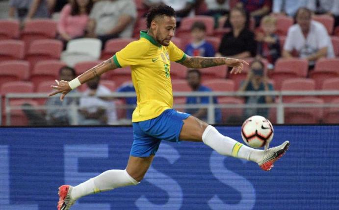 Hat sich bei einem Länderspiel gegen Nigeria verletzt: Brasiliens Superstar Neymar. Foto: Then Chih Wey/XinHua/dpa