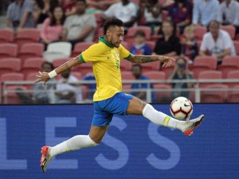 Hat sich bei einem Länderspiel gegen Nigeria verletzt: Brasiliens Superstar Neymar. Foto: Then Chih Wey/XinHua/dpa Hat sich bei einem Länderspiel gegen Nigeria verletzt: Brasiliens Superstar Neymar. Foto: Then Chih Wey/XinHua/dpa