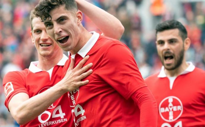 Leverkusens Torschütze Kai Havertz (M) jubelt mit Lars Bender (l) und Kevin Volland (r). Foto: Federico Gambarini/dpa