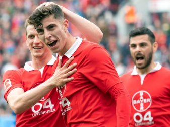 Leverkusens Torschütze Kai Havertz (M) jubelt mit Lars Bender (l) und Kevin Volland (r). Foto: Federico Gambarini/dpa Leverkusens Torschütze Kai Havertz (M) jubelt mit Lars Bender (l) und Kevin Volland (r). Foto: Federico Gambarini/dpa