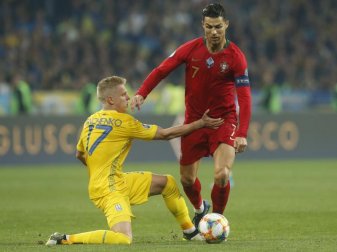 Oleksandr Sintschenko (l) aus der Ukraine und Cristiano Ronaldo aus Portugal kämpfen um den Ball. Foto: Efrem Lukatsky/AP/dpa Oleksandr Sintschenko (l) aus der Ukraine und Cristiano Ronaldo aus Portugal kämpfen um den Ball. Foto: Efrem Lukatsky/AP/dpa