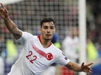 Reihte sich nicht in die Jubelgeste seiner türkischen Mitspieler ein: Düsseldorf-Profi Kaan Ayhan. Foto: Thibault Camus/AP/dpa Reihte sich nicht in die Jubelgeste seiner türkischen Mitspieler ein: Düsseldorf-Profi Kaan Ayhan. Foto: Thibault Camus/AP/dpa